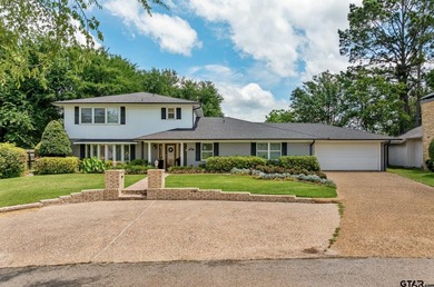 WELCOME TO LIFE IN EMERALD BAY! Situated on a spacious corner - photo 1