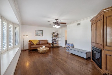 WELCOME TO LIFE IN EMERALD BAY! Situated on a spacious corner - photo 7
