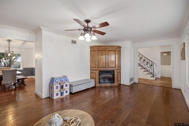 WELCOME TO LIFE IN EMERALD BAY! Situated on a spacious corner - photo 9