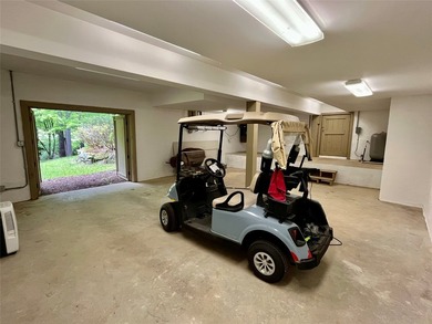 Overlooking the scenic 4th hole, this stunning 4-bedroom, 4 - photo 39
