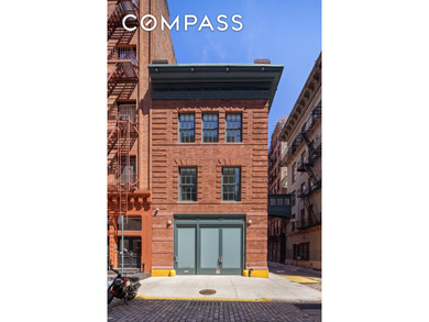 A Landmark in the Sky: The Footbridge Mansion at 9 Jay Street - photo 3