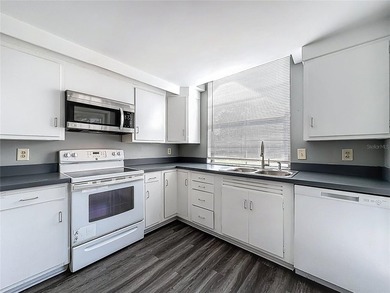 Welcome to this beautifully refreshed 3-bedroom, 2-bathroom gem - photo 22