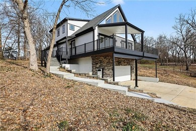Lake life is calling-and this one delivers the views, the space - photo 2