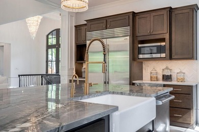 Welcome to THE LUXURY HOME WHERE SOPHISTICATION MEETS EFFORTLESS - photo 17