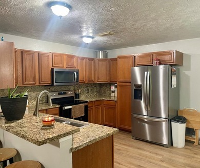 Charming 3-Bedroom, 2-Bath Home in Cape Royale on Lake - photo 6