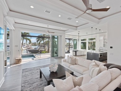 Luxuriate in a perfect piece of paradise! This spectacular - photo 3