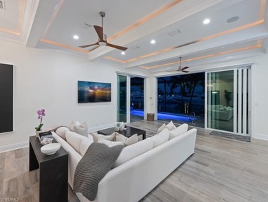 Luxuriate in a perfect piece of paradise! This spectacular - photo 4