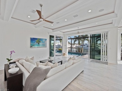 Luxuriate in a perfect piece of paradise! This spectacular - photo 5