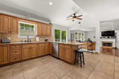 Beautifully maintained 4-bedroom Colonial located in the heart - photo 3