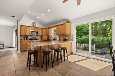Beautifully maintained 4-bedroom Colonial located in the heart - photo 4