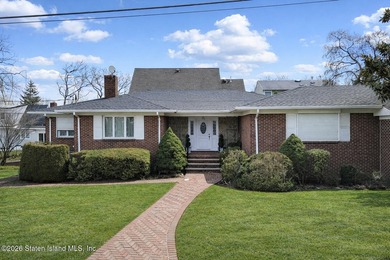 Welcome to this welcoming and sprawling mid-century modern - photo 1