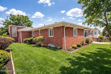 Welcome to this welcoming and sprawling mid-century modern - photo 3