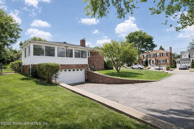 Welcome to this welcoming and sprawling mid-century modern - photo 4