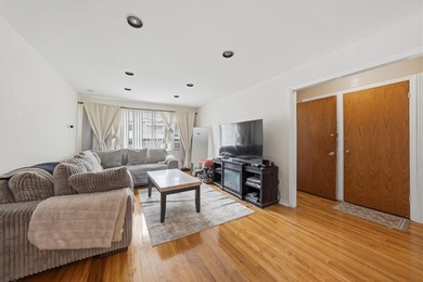 Move right into this spacious semi-detached two-family home - photo 2