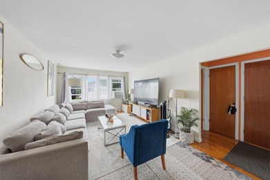 Move right into this spacious semi-detached two-family home - photo 3