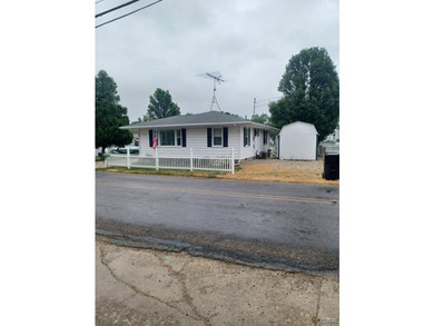 Wonderfully maintained 2 bedroom, 1 bath lakefront ranch located - photo 24