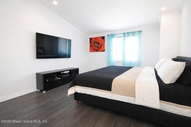 GORGEOUS BIG 3 BEDROOM 2 BATHROOM END UNIT CONDO. IT'S AN - photo 17