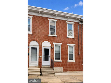 INVESTOR ALERT! Come see this 3 bedroom, 1 bath townhouse - photo 1