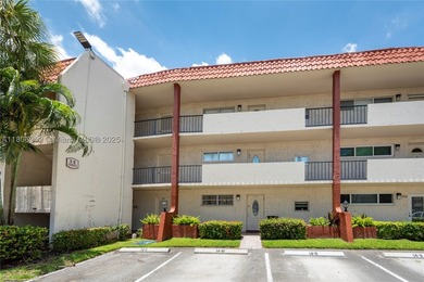 Charming one-bedroom, one and a half-bath condo in Hollybrook, a - photo 2