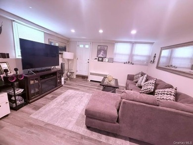 Beautiful Raised Ranch, with 4 Bedrooms, 2 Full baths. Entry - photo 2