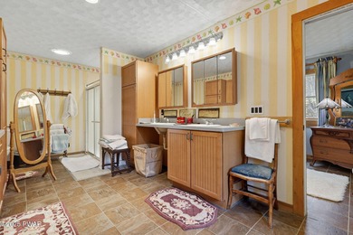 **MOTIVATED SELLERS** Welcome to this cozy 3-bedroom, 1-bathroom