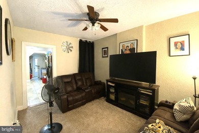 INVESTOR ALERT! Come see this 3 bedroom, 1 bath townhouse - photo 3