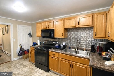 INVESTOR ALERT! Come see this 3 bedroom, 1 bath townhouse - photo 4