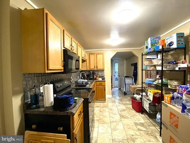 INVESTOR ALERT! Come see this 3 bedroom, 1 bath townhouse - photo 5