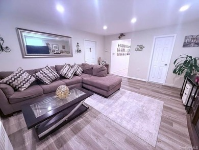 Beautiful Raised Ranch, with 4 Bedrooms, 2 Full baths. Entry - photo 6
