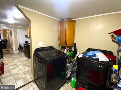 INVESTOR ALERT! Come see this 3 bedroom, 1 bath townhouse - photo 6