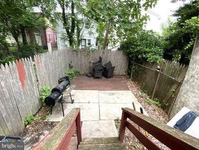 INVESTOR ALERT! Come see this 3 bedroom, 1 bath townhouse - photo 7