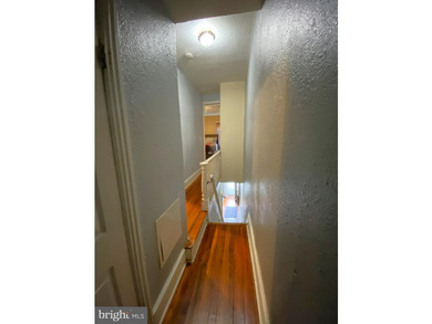 INVESTOR ALERT! Come see this 3 bedroom, 1 bath townhouse - photo 8