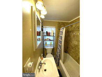 INVESTOR ALERT! Come see this 3 bedroom, 1 bath townhouse - photo 10