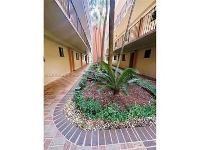 Highly sought-after Horizons West FIRST FLOOR 1 bedroom / 1.5 - photo 3