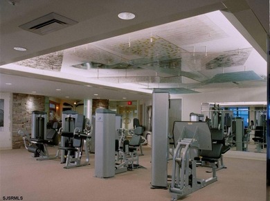 Vacant, clean, and ready for new Occupancy, way up on the 20th - photo 10