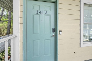Sleeps 4! This beautifully updated 2nd-floor end-unit 1-bedroom - photo 2