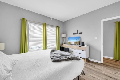 Sleeps 4! This beautifully updated 2nd-floor end-unit 1-bedroom - photo 5