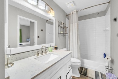 Sleeps 4! This beautifully updated 2nd-floor end-unit 1-bedroom - photo 7