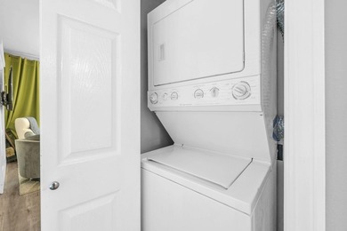 Sleeps 4! This beautifully updated 2nd-floor end-unit 1-bedroom - photo 8
