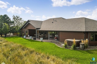 Luxury Living on Red Rocks Golf Course Modern elegance meets - photo 4