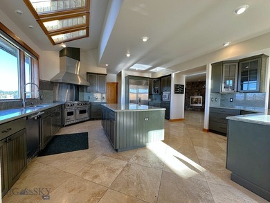 There are plenty of luxury homes. There are very few places - photo 8