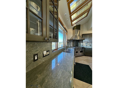 There are plenty of luxury homes. There are very few places - photo 10