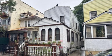 This Colonial Style Home Features 3 Bedrooms, 1.5 Baths, Formal - photo 1
