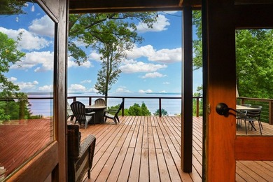 Lake Sam Rayburn Living at Its Best! This beautifully updated - photo 2