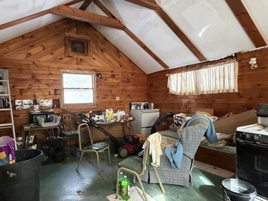 Seller has cleaned out ALL the contents! The 2004 cottage is a - photo 7