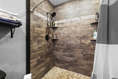 2 CABINS for a combined total of 3 bedrooms and 2 bathrooms and - photo 8