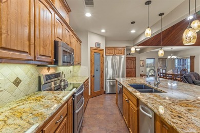 Welcome to this impressive custom home in the gated Texoma - photo 9