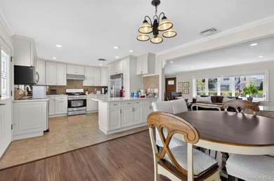 Welcome to this exceptional, beautifully renovated wide-line - photo 3