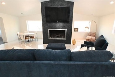 A Touch of Modern - Fully Furnished & Remodeled Near Lake - photo 11