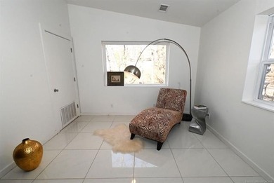 A Touch of Modern - Fully Furnished & Remodeled Near Lake - photo 17